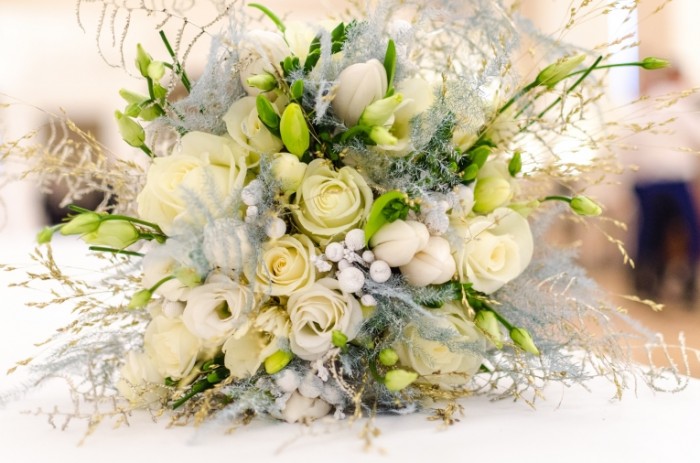 Svadebnyiy-buket-belyie-tsvetyi-svadba-Wedding-bouquet-white-flowers-wedding-6144--4069-700x463.jpg